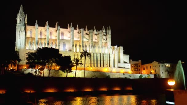 Kathedrale Santa Maria von Palma, besser bekannt als la seu, ist eine gotische römisch-katholische Kathedrale in Palma, Mallorca, Spanien, die auf dem Gelände einer bereits bestehenden arabischen Moschee erbaut wurde. - Filmmaterial, Video
