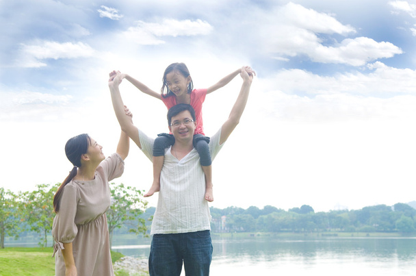 Feliz familia asiática  - Foto, Imagen