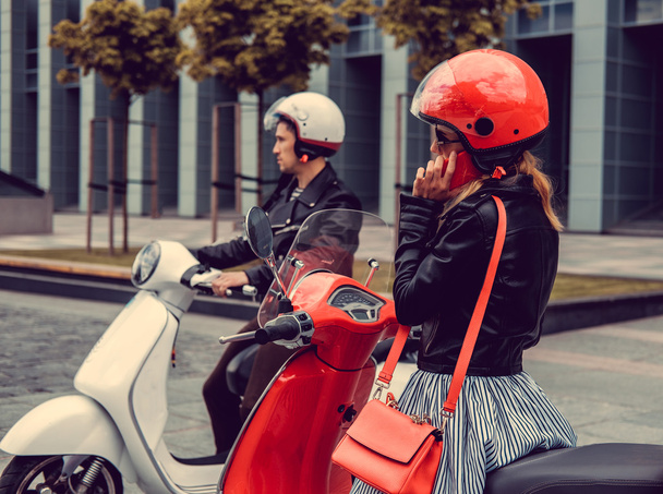 Macho y hembra en scooters
 - Foto, imagen