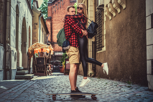 Couple joyeux avec longboard
 - Photo, image