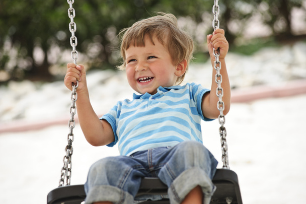 malý kluk baví na řetěz swing - Fotografie, Obrázek
