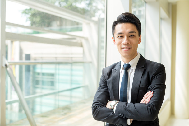 Jeune homme d'affaires asiatique en costume d'affaires
  - Photo, image