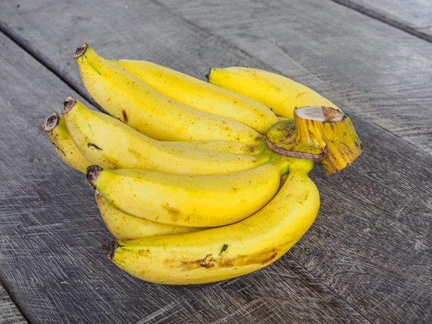 banány na dřevěné - Fotografie, Obrázek