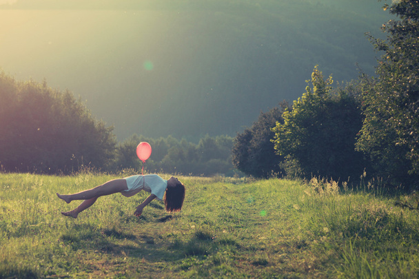 Levitante voando menina na natureza
 - Foto, Imagem