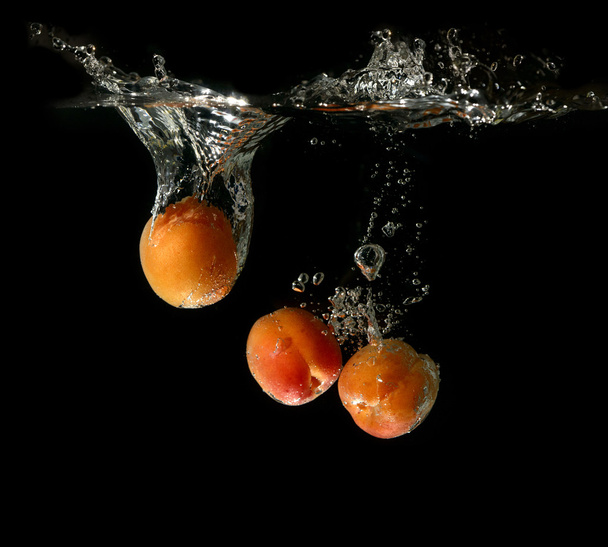 Apricots falling into water - Zdjęcie, obraz