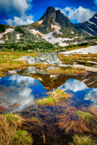 Superbes montagnes dans le quartier des lacs Rila avec un reflet dans l'eau
 - Photo, image