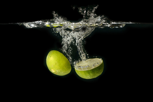 Lime falling into water - Valokuva, kuva
