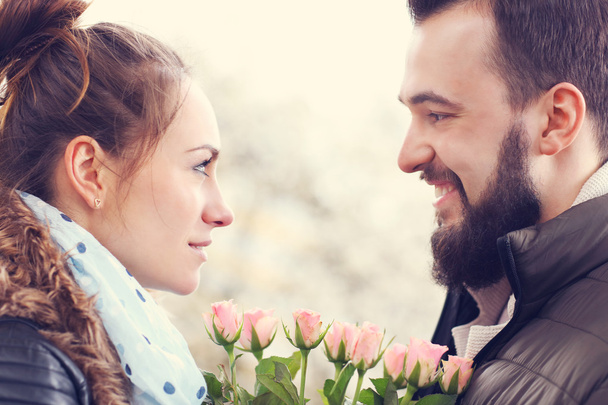 romantyczna para z kwiatami - Zdjęcie, obraz