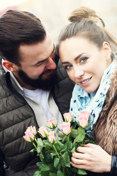 Couple romantique avec des fleurs
 - Photo, image