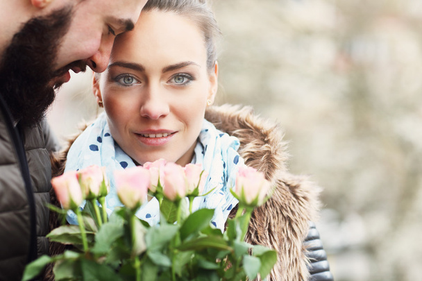 romantyczna para z kwiatami - Zdjęcie, obraz