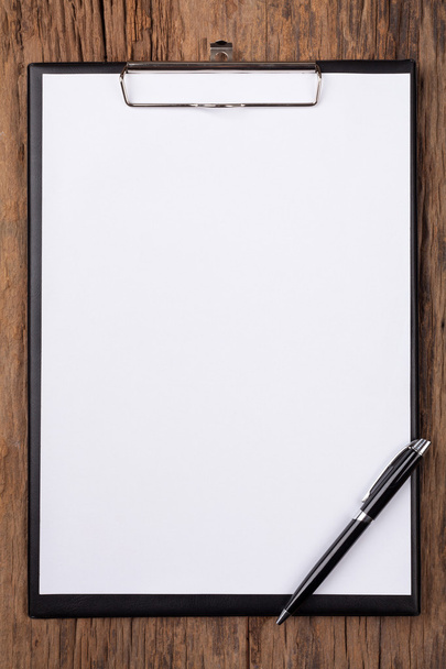 biały czysty papier na Schowka z miejsca na tle drewna - Zdjęcie, obraz