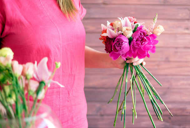 Bouquet in the hands of the girl in red - Foto, Imagem