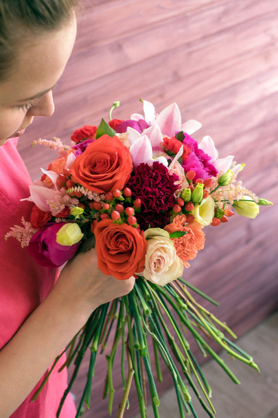 Girl florist making a wedding bouquet - Foto, Bild