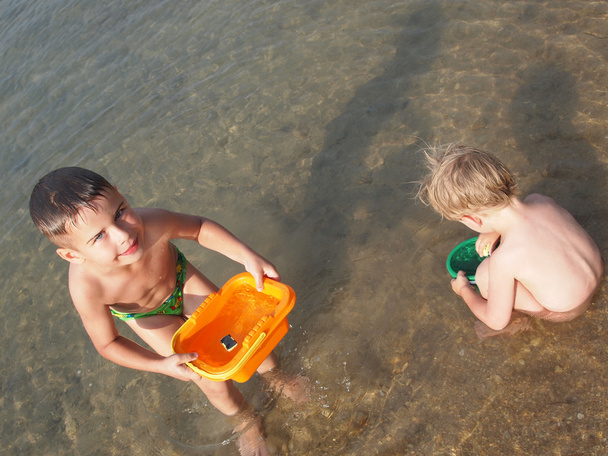 děti si hrají do vody - Fotografie, Obrázek