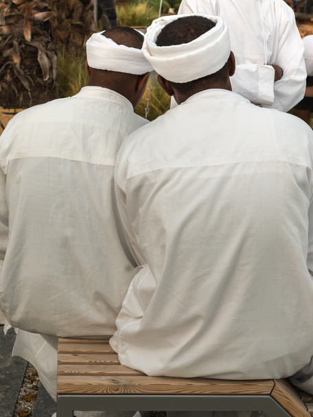 Αραβικά άνδρες με παραδοσιακή τοπική ενδυμασία - Φωτογραφία, εικόνα