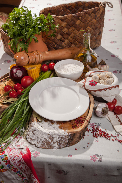 Knedlíky na talíři s výzdobou v ruském stylu - Fotografie, Obrázek