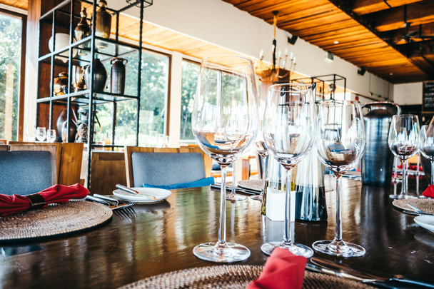 Vidro de vinho e definição de mesa
 - Foto, Imagem
