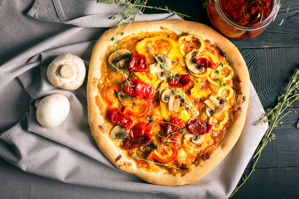 Vegan pizza with mushrooms and vegetables - Fotoğraf, Görsel