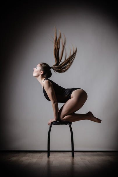 Atletic woman fit slim body posing - Foto, immagini