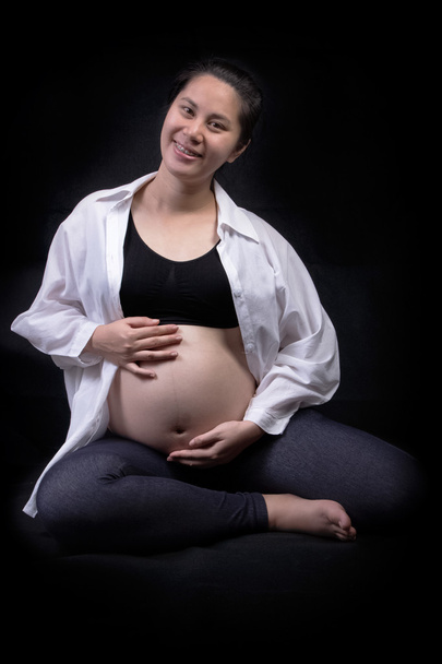 mujer embarazada feliz haciendo ejercicio gimnástico
 - Foto, Imagen