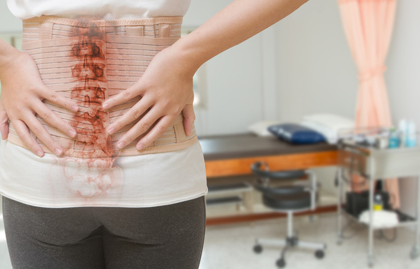 Donna con mal di schiena da lesione spinale che indossa un tutore lombare corse
 - Foto, immagini