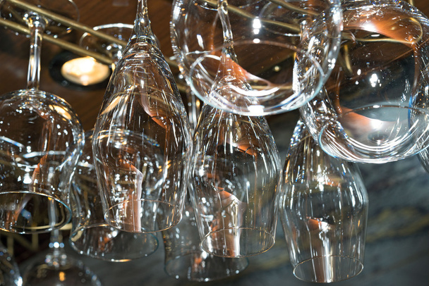 Many glasses in the bar close-up shot - Foto, Imagem