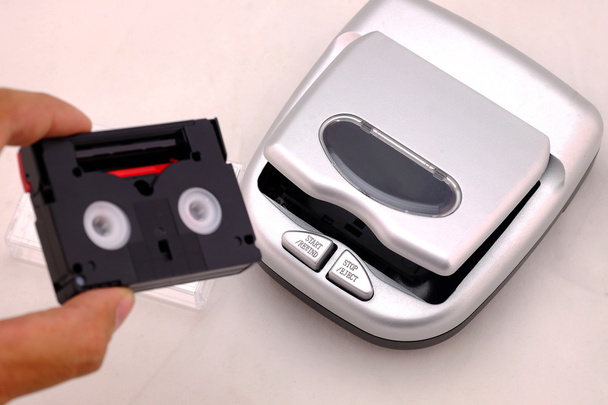 mini digital video oder dv cassette und mini dv cassette rewinder. (Selektiver Fokus) - Foto, Bild