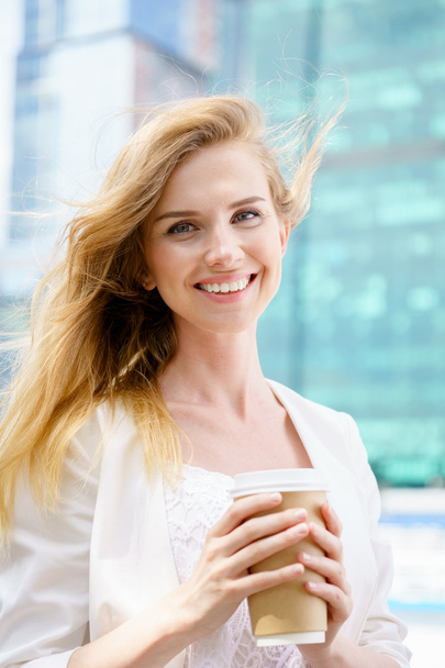 Beautiful Woman with Coffee to - Foto, Bild