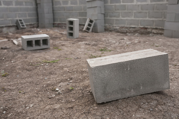 Pila di blocchi di cemento nel cantiere
 - Foto, immagini