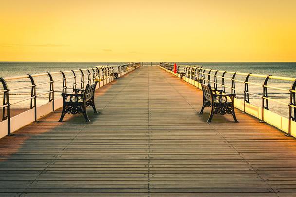 海、北ヨークシャ、イギリスによってソルトバーン夕日桟橋 - 写真・画像