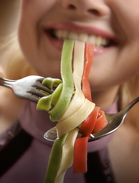 žena jíst těstoviny blízko se střílet - Fotografie, Obrázek