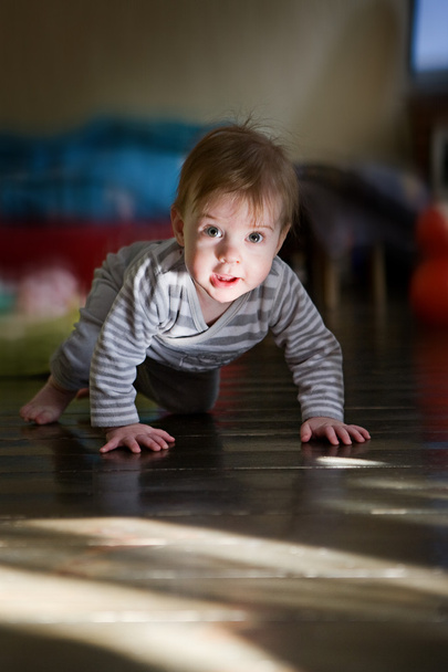 Niño en el suelo
 - Foto, imagen