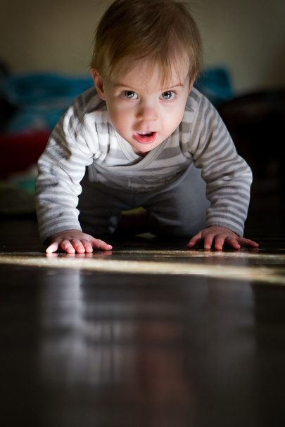 lapsi lattialla - Valokuva, kuva
