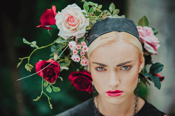 Woman  with a roses on her head  - Φωτογραφία, εικόνα