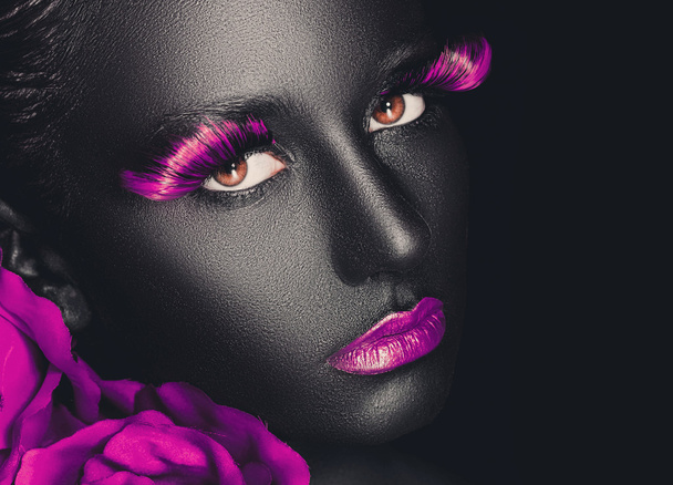 retrato criativo e de moda de uma menina de pele escura com maquiagem colorida
 - Foto, Imagem