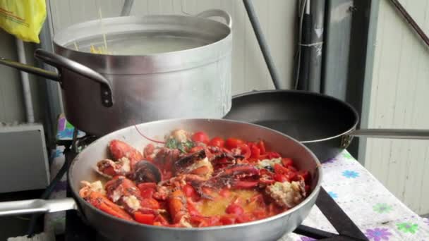 приготовление омаров с помидорами на сковороде для итальянской пасты
 - Кадры, видео