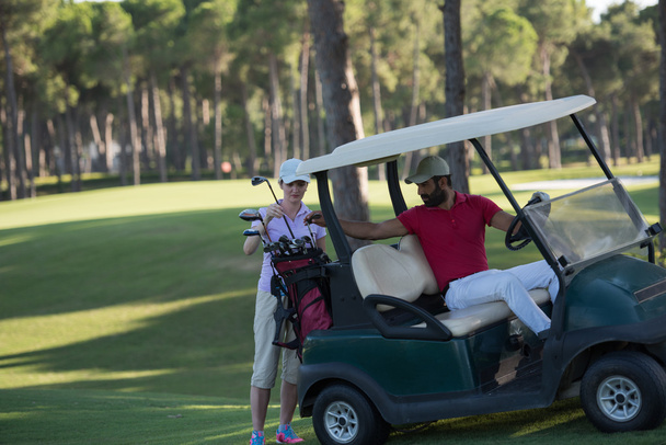 пара в коляске на поле для гольфа
 - Фото, изображение