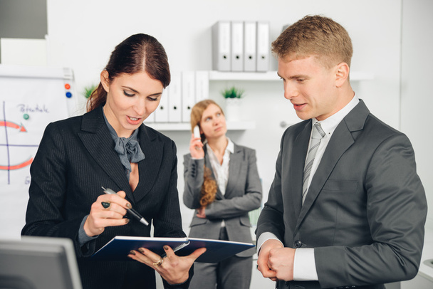 male manager instructs female employee - Фото, изображение