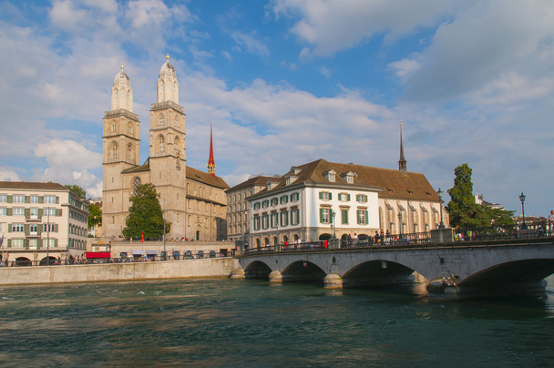 Weergave van de Grossmunster kerk, stadhuis en brug in Zurich, Zwitserland - Foto, afbeelding