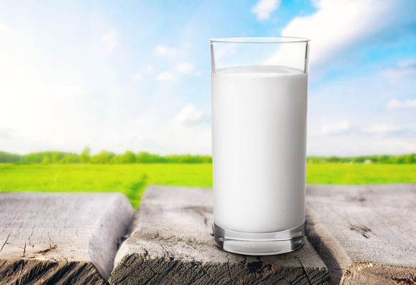 vaso de leche sobre mesa rústica
 - Foto, imagen