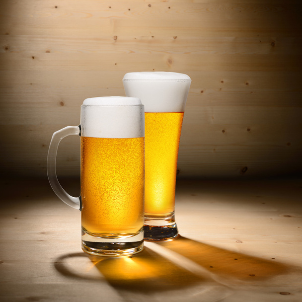 dos vasos de cerveza - Foto, Imagen