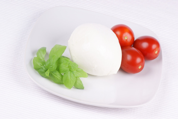 mozzarella, basilicum en cherry tomaten - Foto, afbeelding