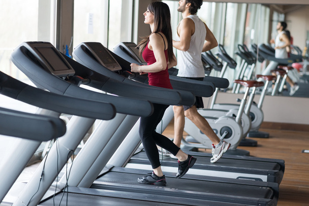 People running on a treadmill - Φωτογραφία, εικόνα