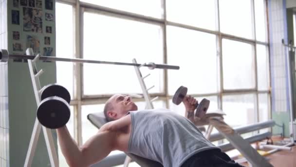 Athletic man in old gym - Video, Çekim