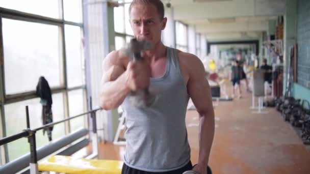 Athletic man in old gym - Video, Çekim