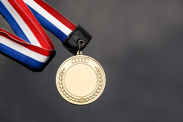 Женские спортивные соревнования Золотая медаль с красной и синей лентой
 - Фото, изображение