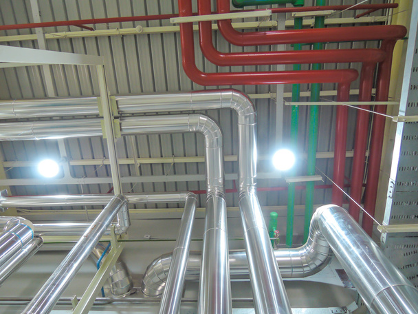 プロセス ボイラー鋼業界のための部屋でお湯の蒸気を配管. - 写真・画像