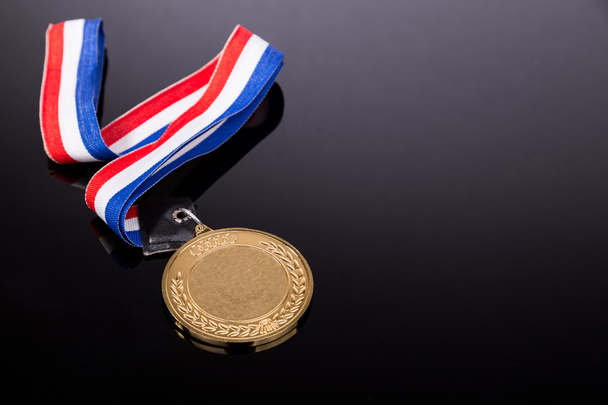 Obecné sportovní událost Zlatá medaile s červenou a modrou stuhou - Fotografie, Obrázek
