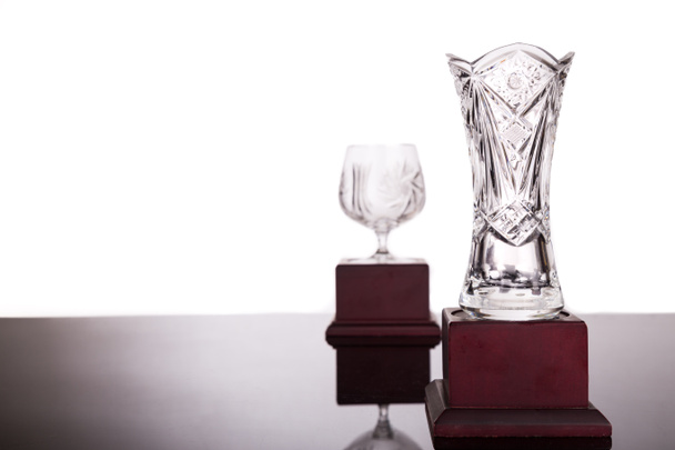 Dos trofeos de cristal con foco en el trofeo jarrón en primer plano
 - Foto, imagen