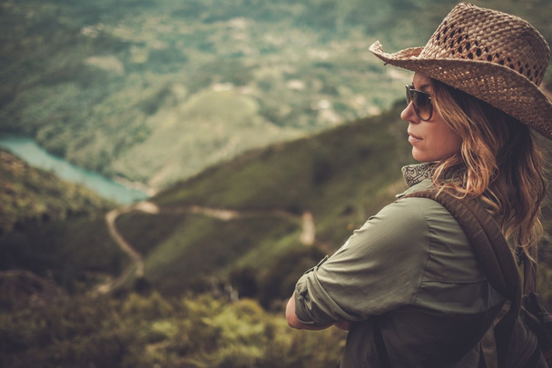 Escursionista donna con zaino
 - Foto, immagini